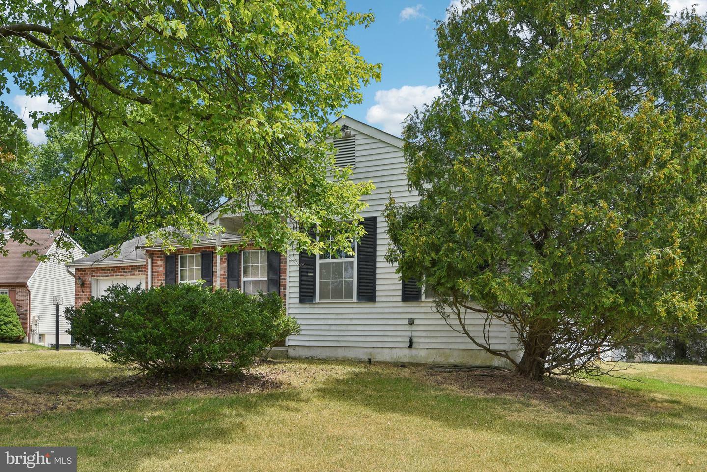 Property Photo:  803 Congressional Court  MD 20721 