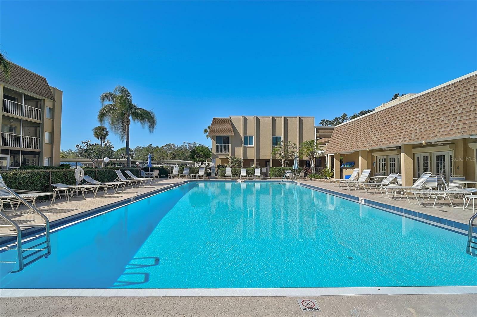 Property Photo: 1540 Glen Oaks Drive E B122 FL 34232