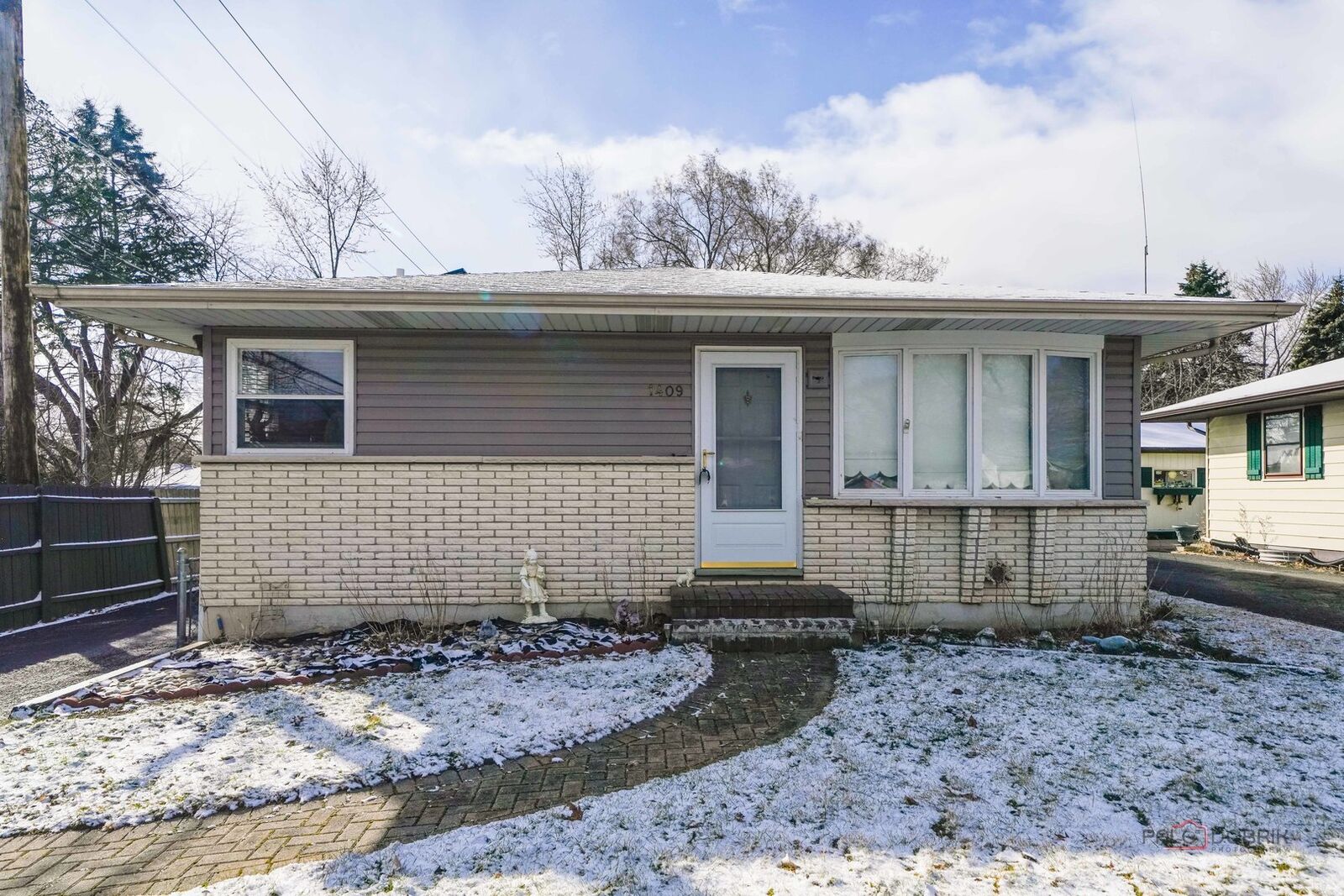 Property Photo:  1409 Yale Avenue  IL 60099 