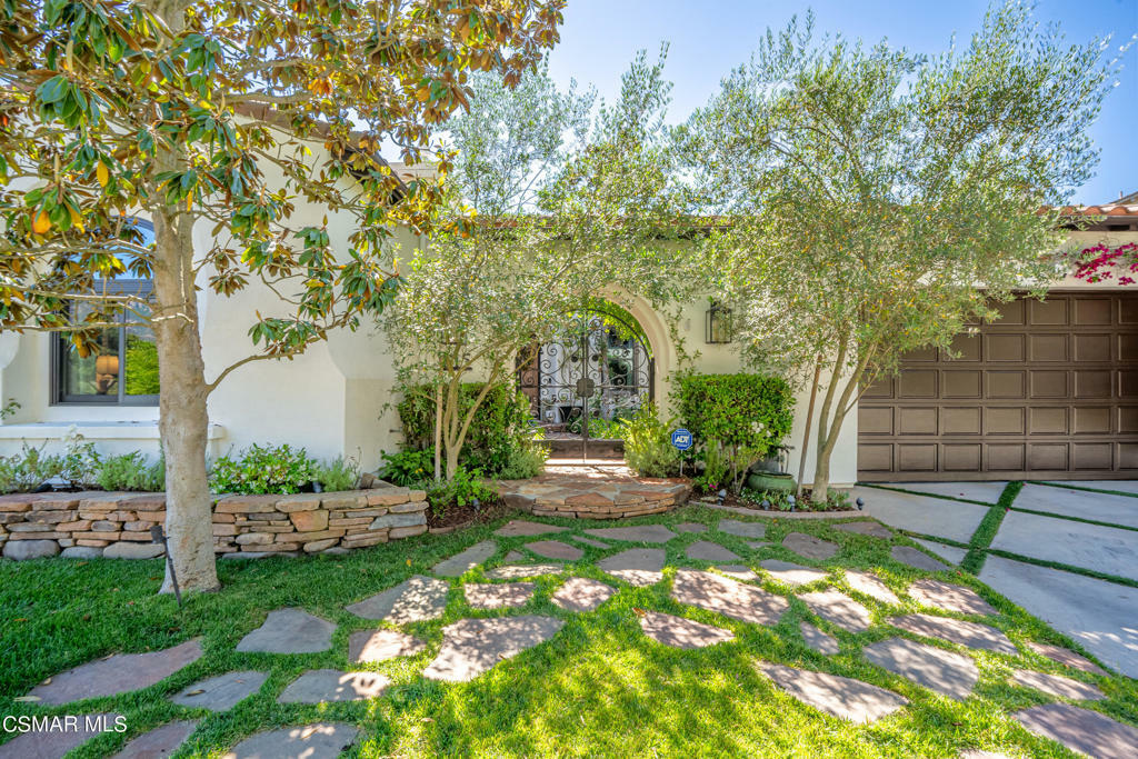 Property Photo:  1115 Via Hispano  CA 91320 