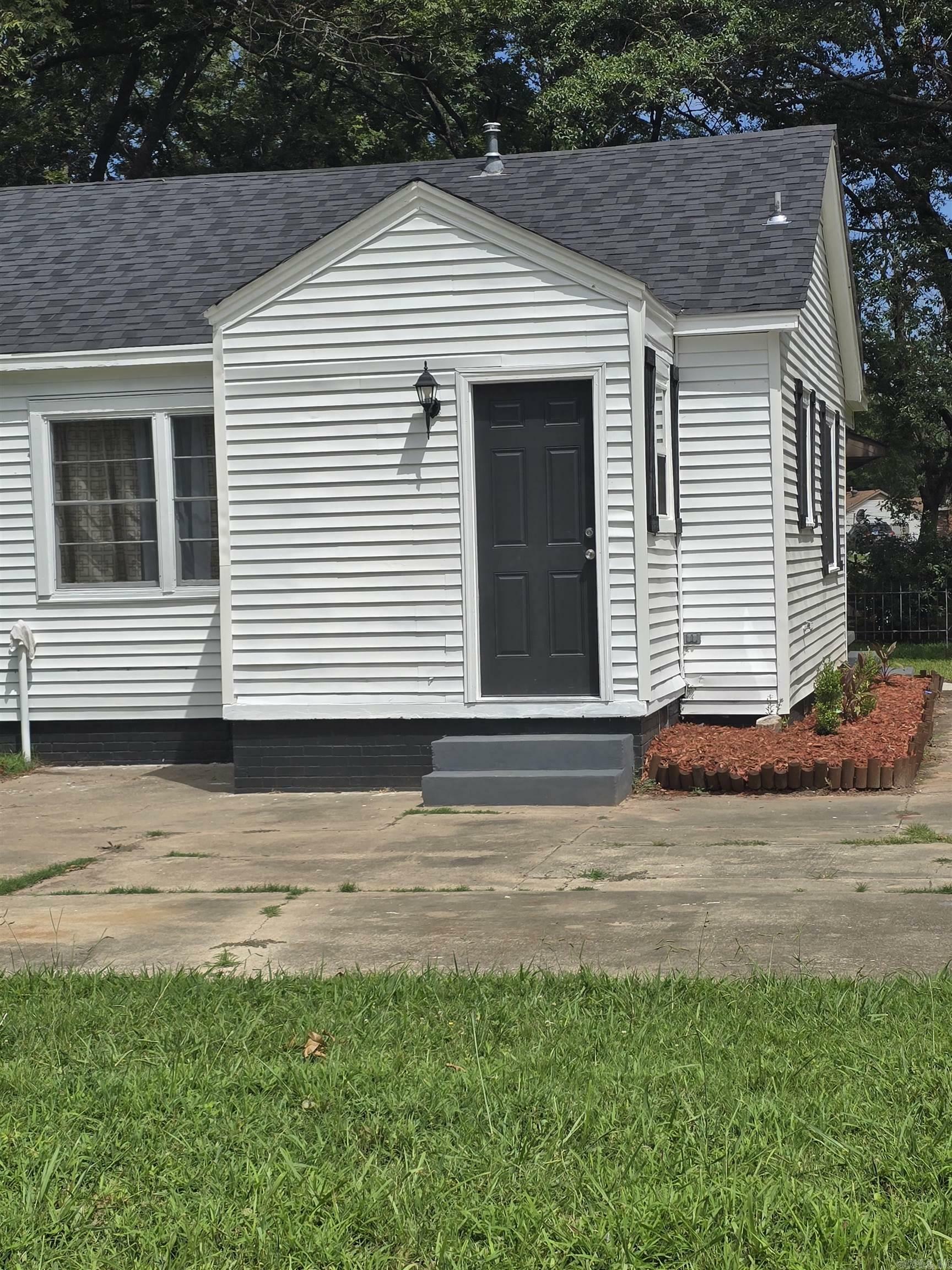 Property Photo:  6 Rhodes Ave  AR 72117 