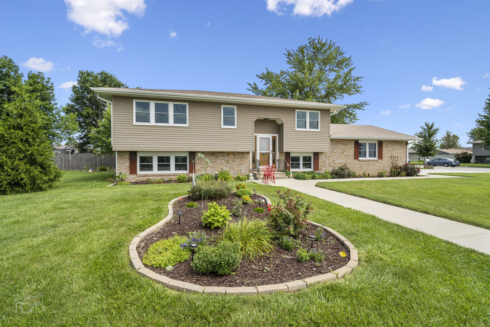 Property Photo:  1070 S Illinois Street  IL 60416