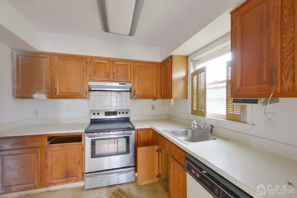 Property Photo:  636 Yale Way  NJ 08831 