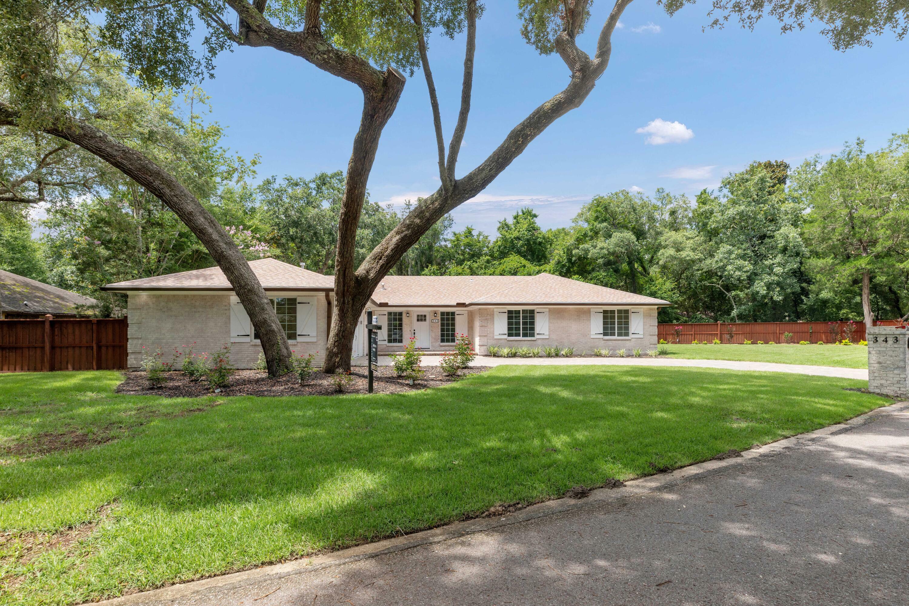 Property Photo: 343 Oaklake Lane FL 32578