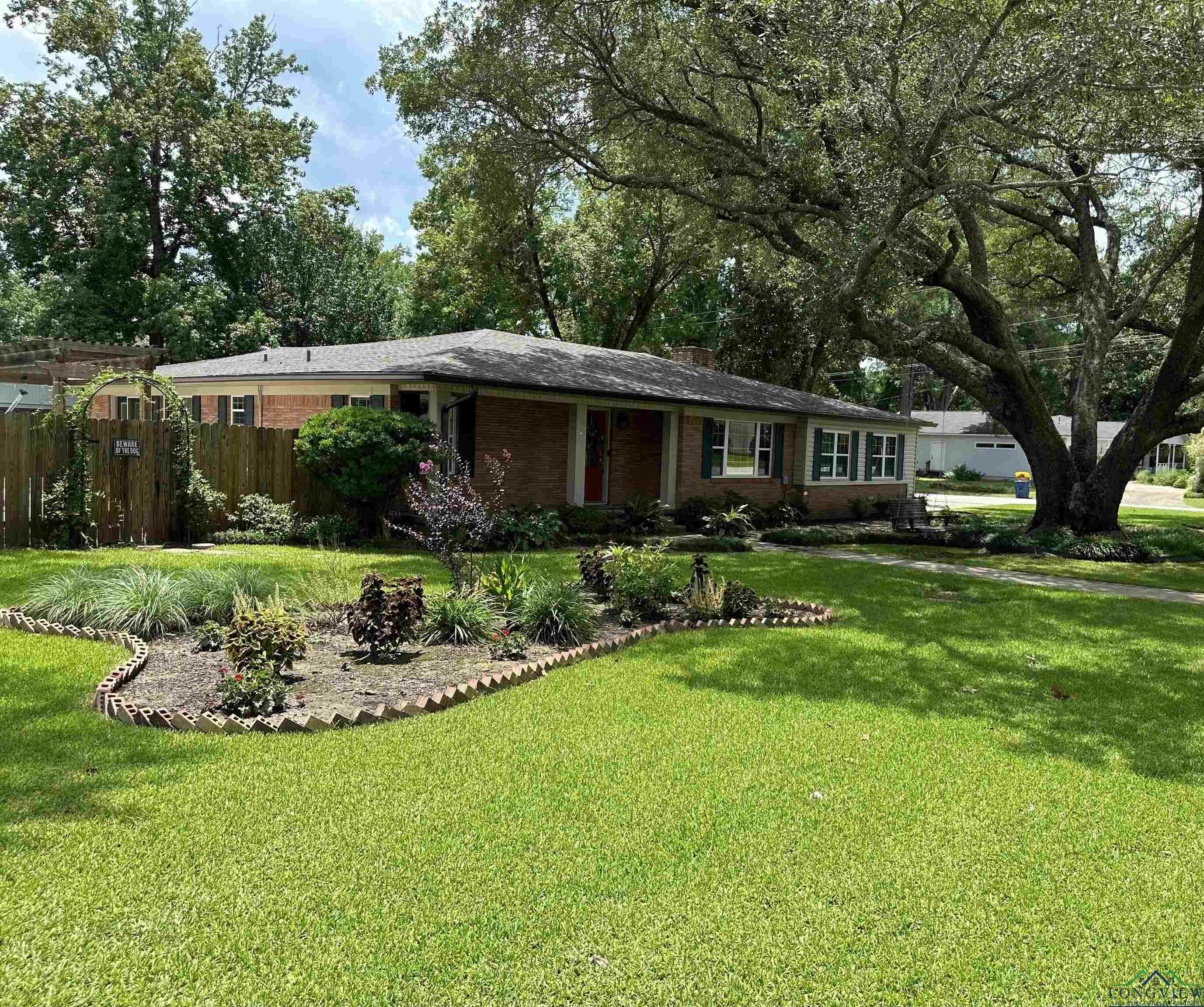 Property Photo:  1300 Woodlawn St  TX 75662 