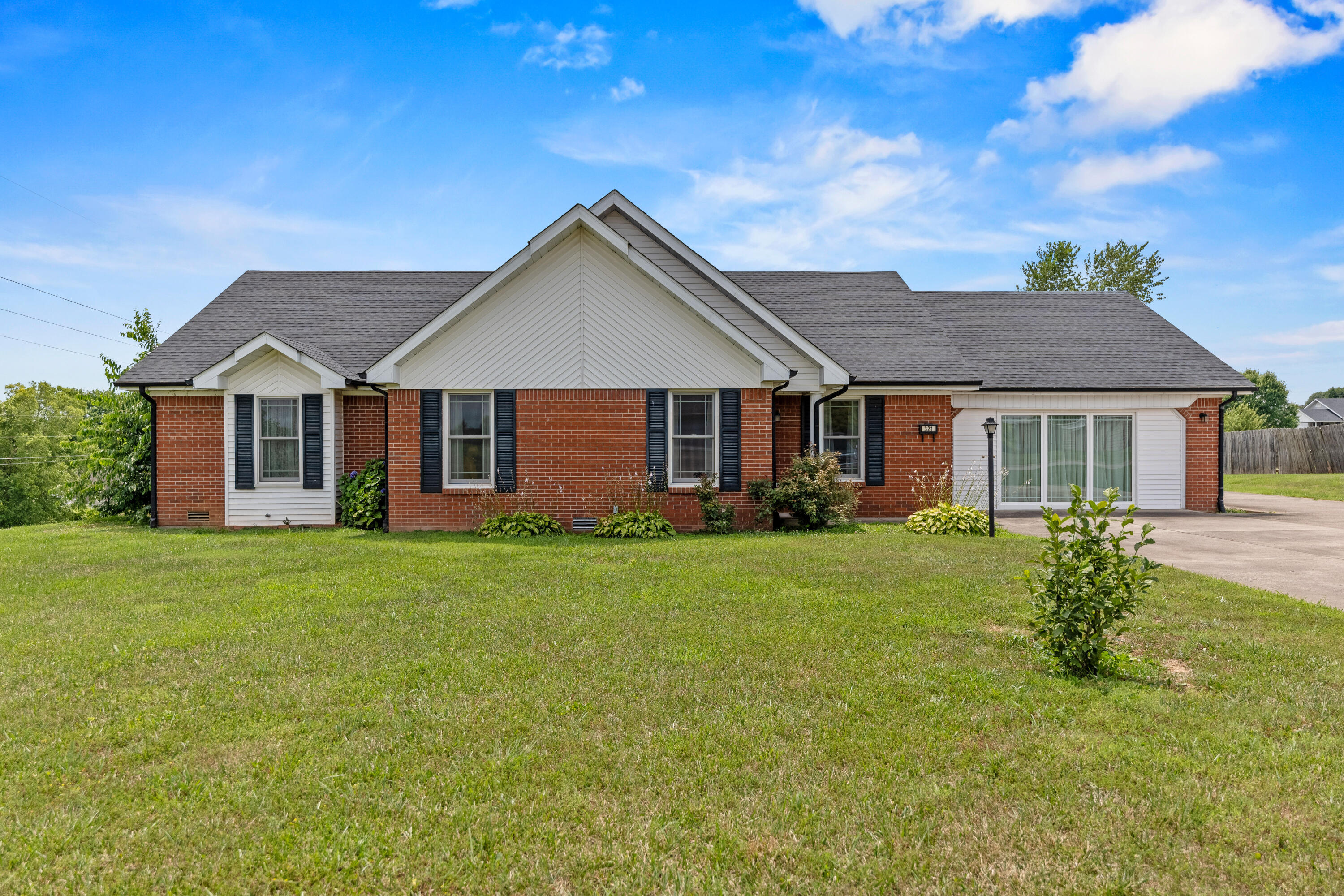 Property Photo: 321 Meadowcrest Drive KY 42503