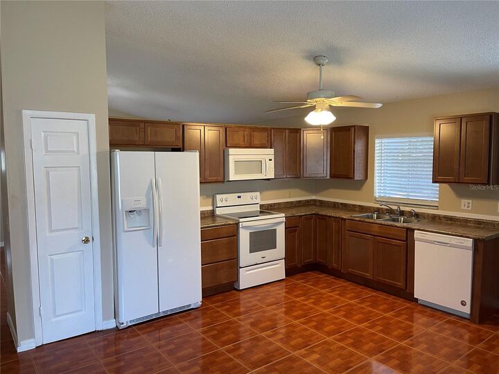 Property Photo: 2310 Pebble Court FL 32837