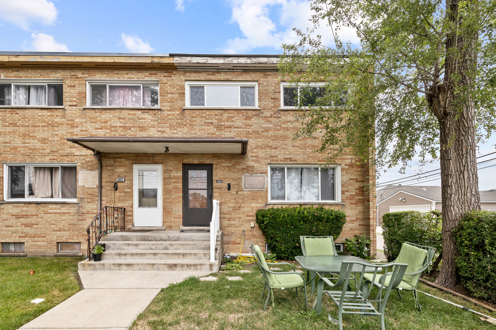 Property Photo:  1928 S Chestnut Street  IL 60018 