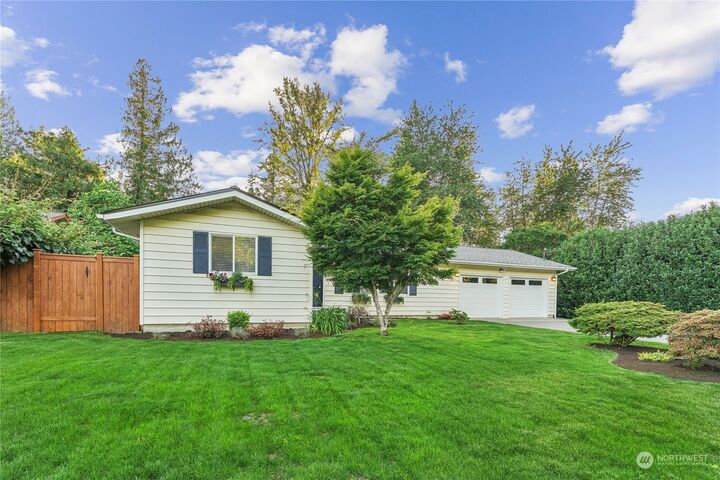 Property Photo:  417 Taylor Place NE  WA 98045 
