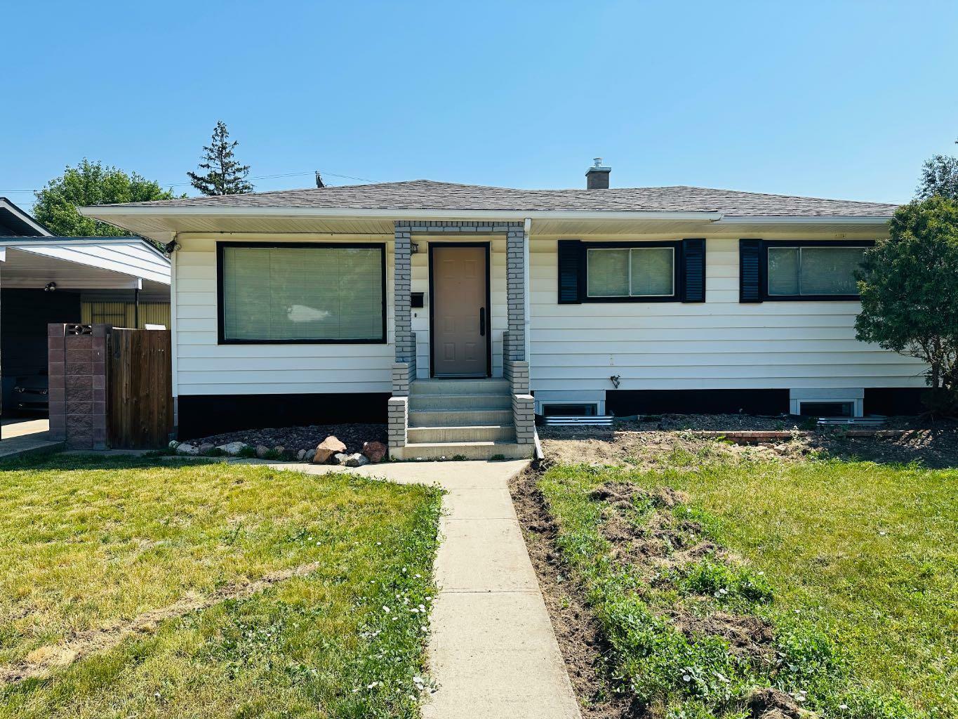 Property Photo:  1131 29 Street S  AB T1K 2W9 