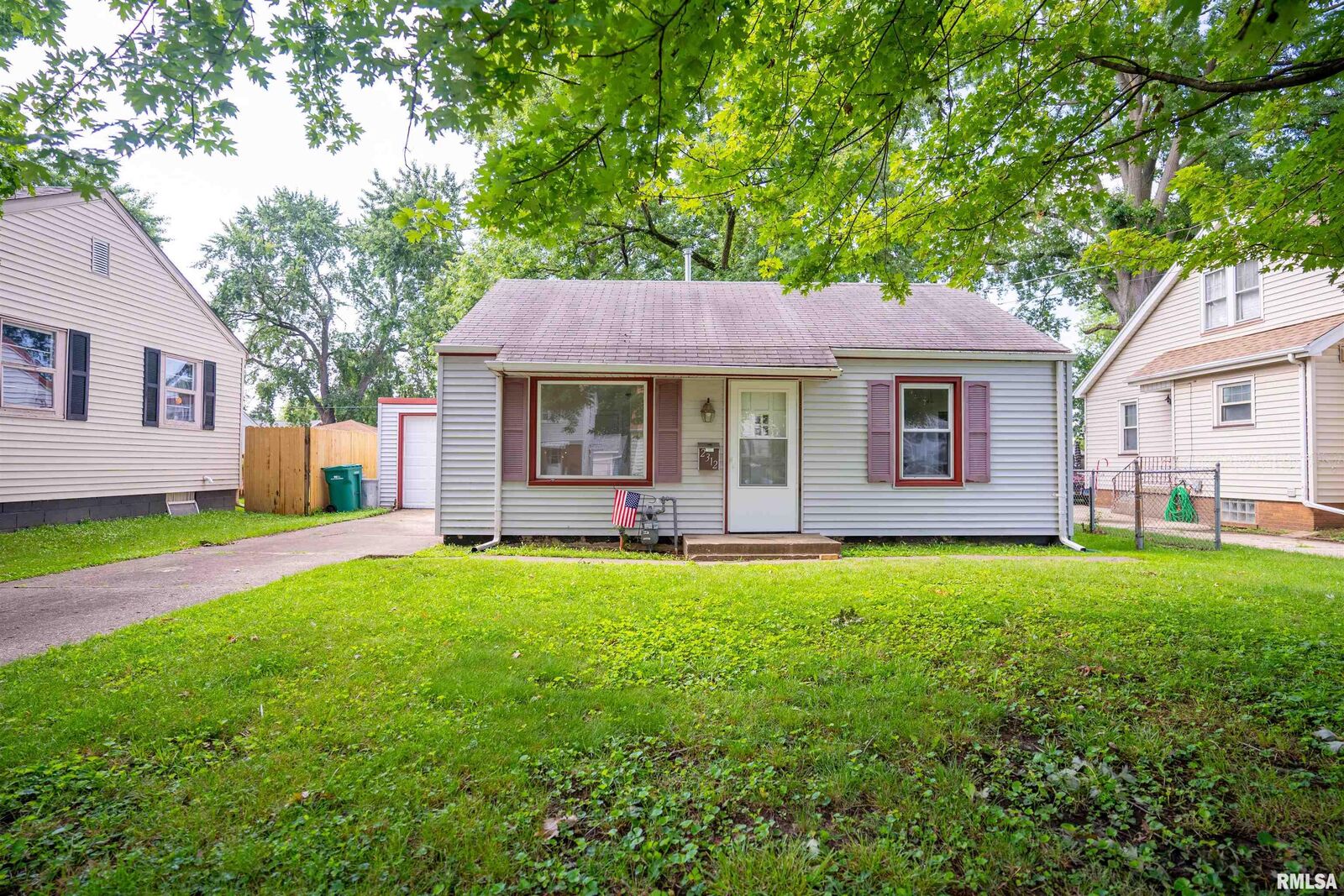 Property Photo: 2312 W Kellogg Avenue IL 61604