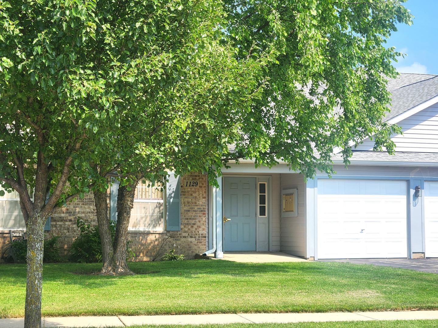 Property Photo:  1129 Red Oak Circle 1  IL 60073 