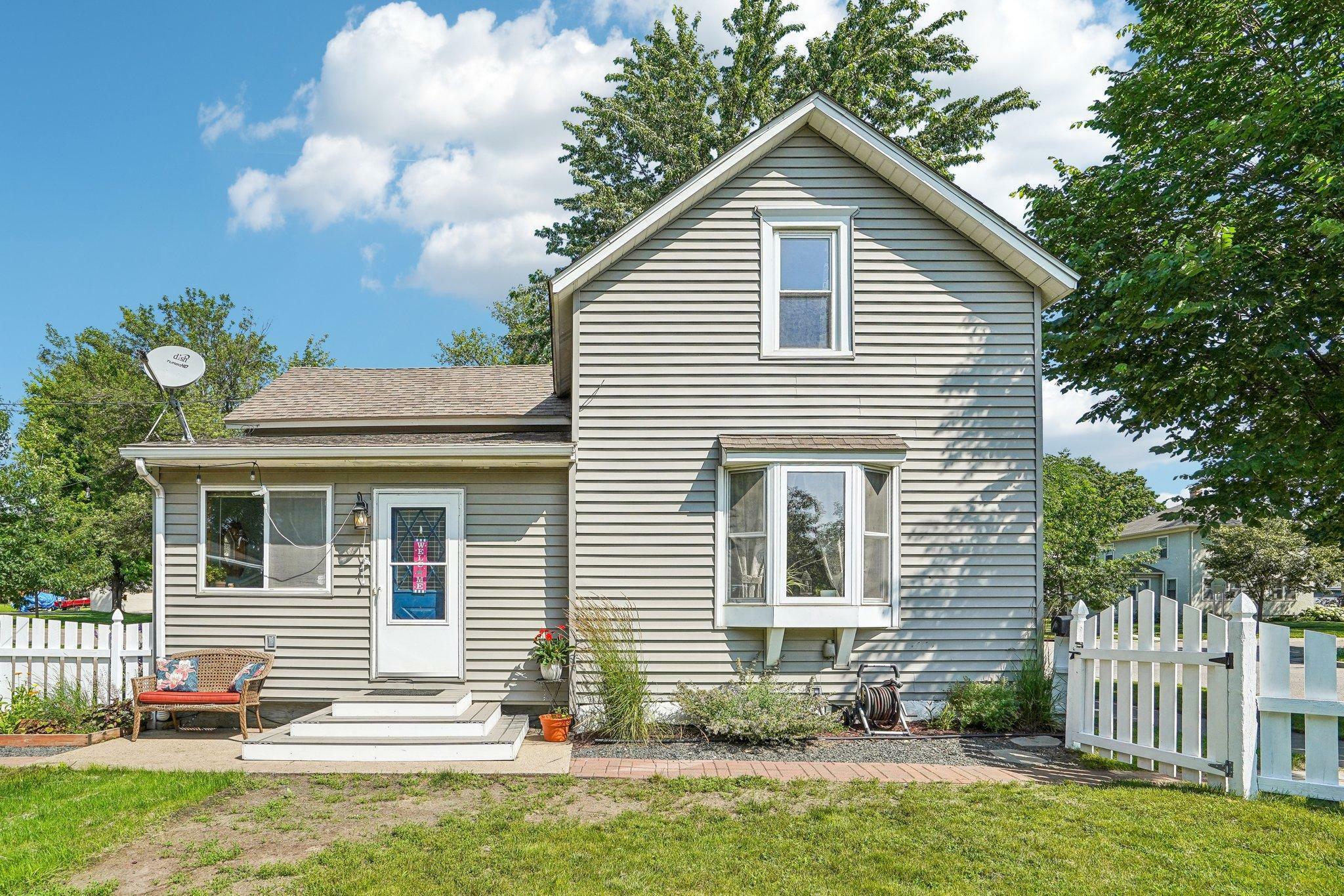 Property Photo:  125 Oak Street N  MN 55318 