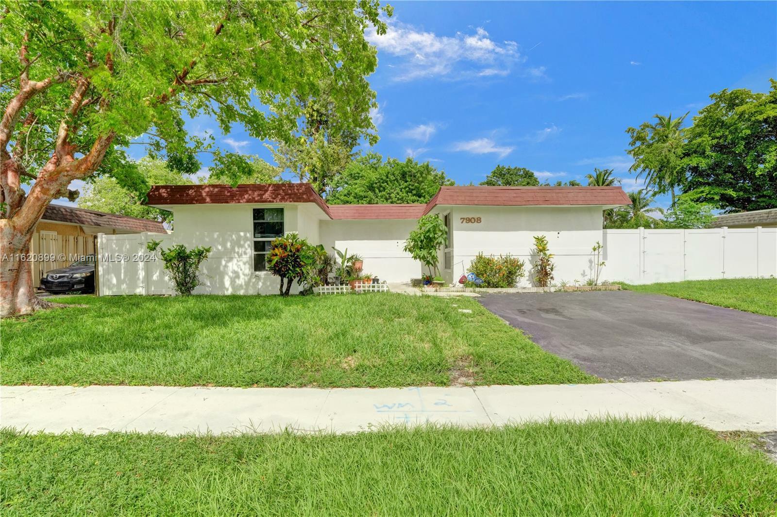 Property Photo:  7908 NW 70th Ave  FL 33321 