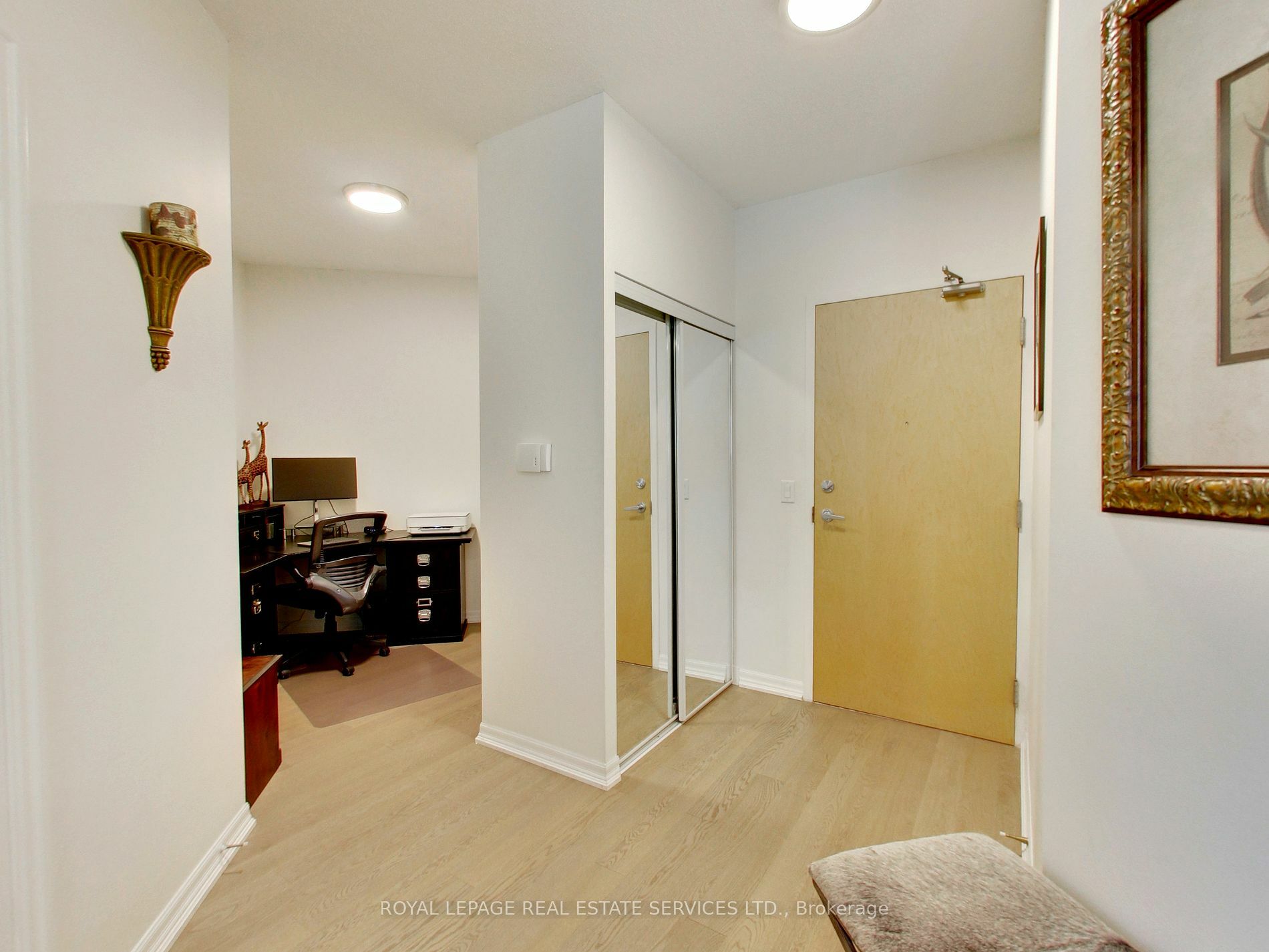 Property Photo:  220 Burnhamthorpe Rd W 712  ON L5B 4N4 