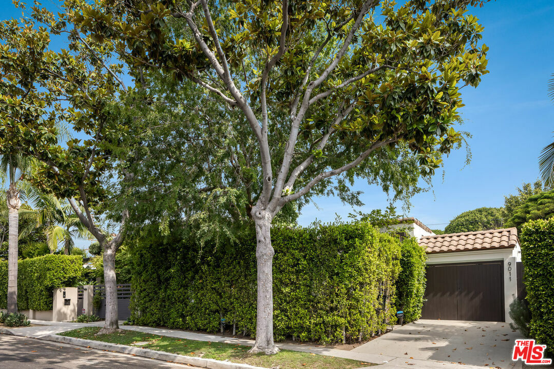 Property Photo:  9011   Dorrington Ave  CA 90048 