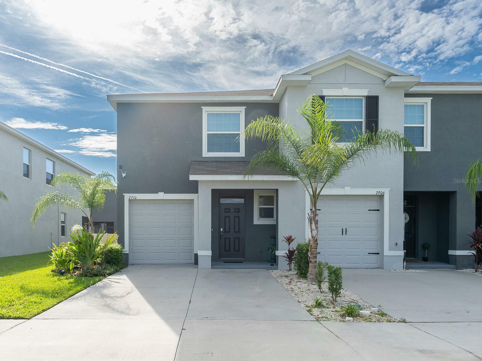 Property Photo:  2910 Boxwood Grove Row  FL 33543 