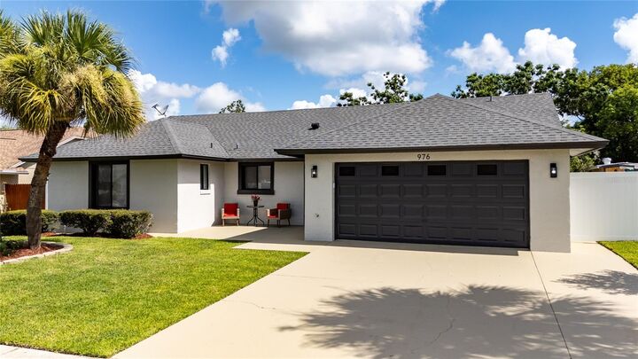 Property Photo: 976 Dinero Drive FL 32708