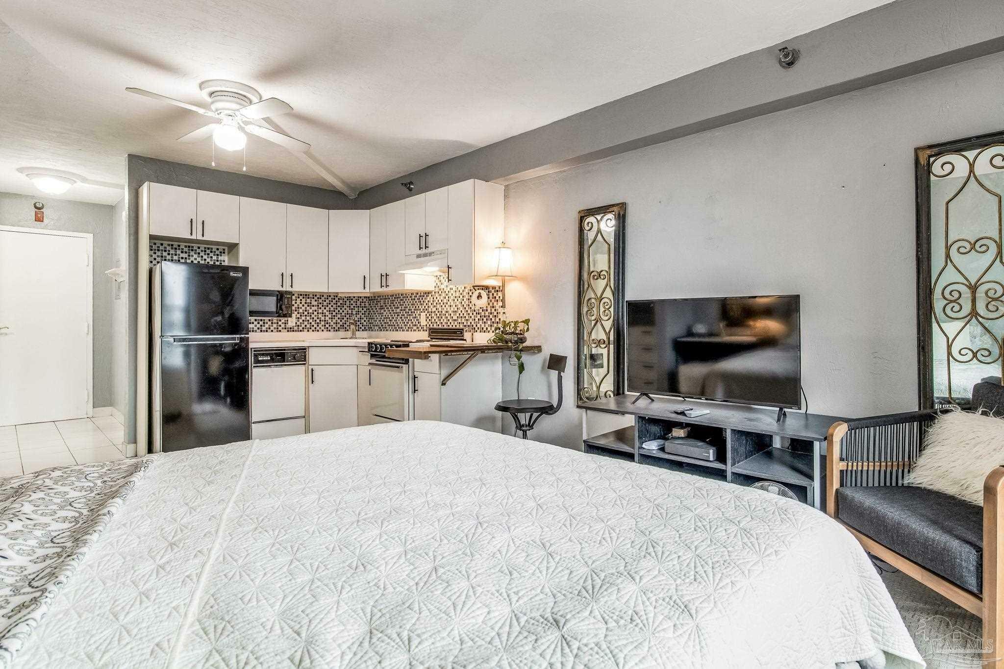 Property Photo: 224 E Garden St 344 FL 32502