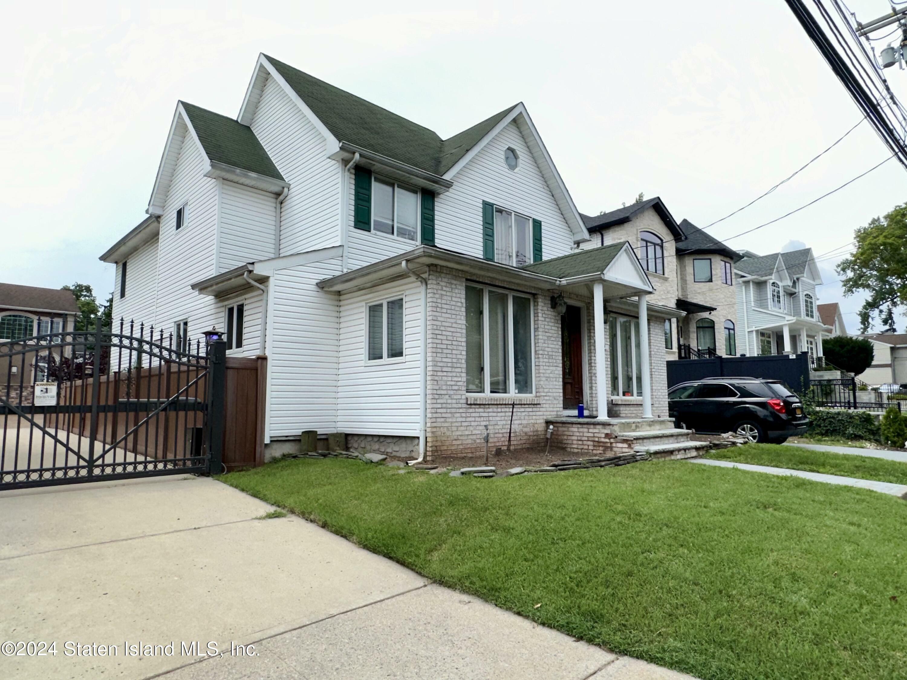 Property Photo:  220 Sprague Avenue  NY 10307 