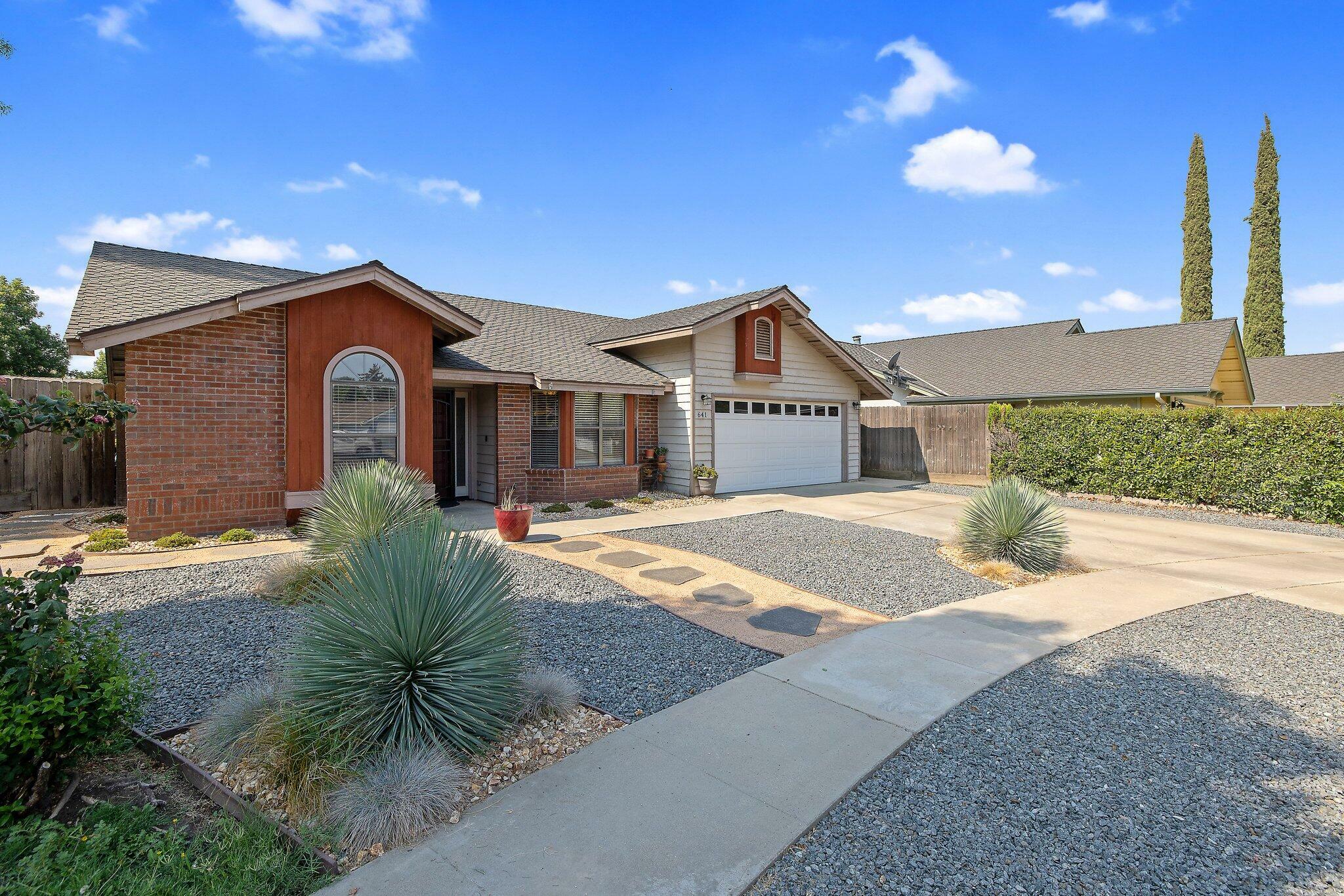 Property Photo:  641 E Vine Court  CA 93292 