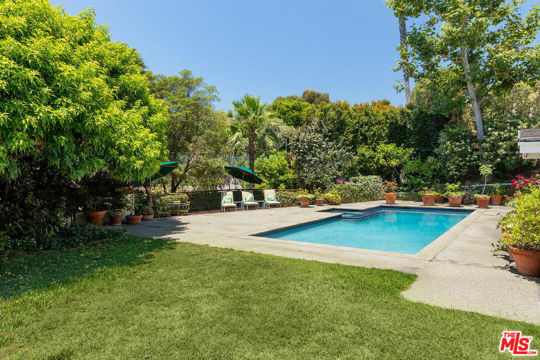 Property Photo: 1095 Carolyn Way CA 90210