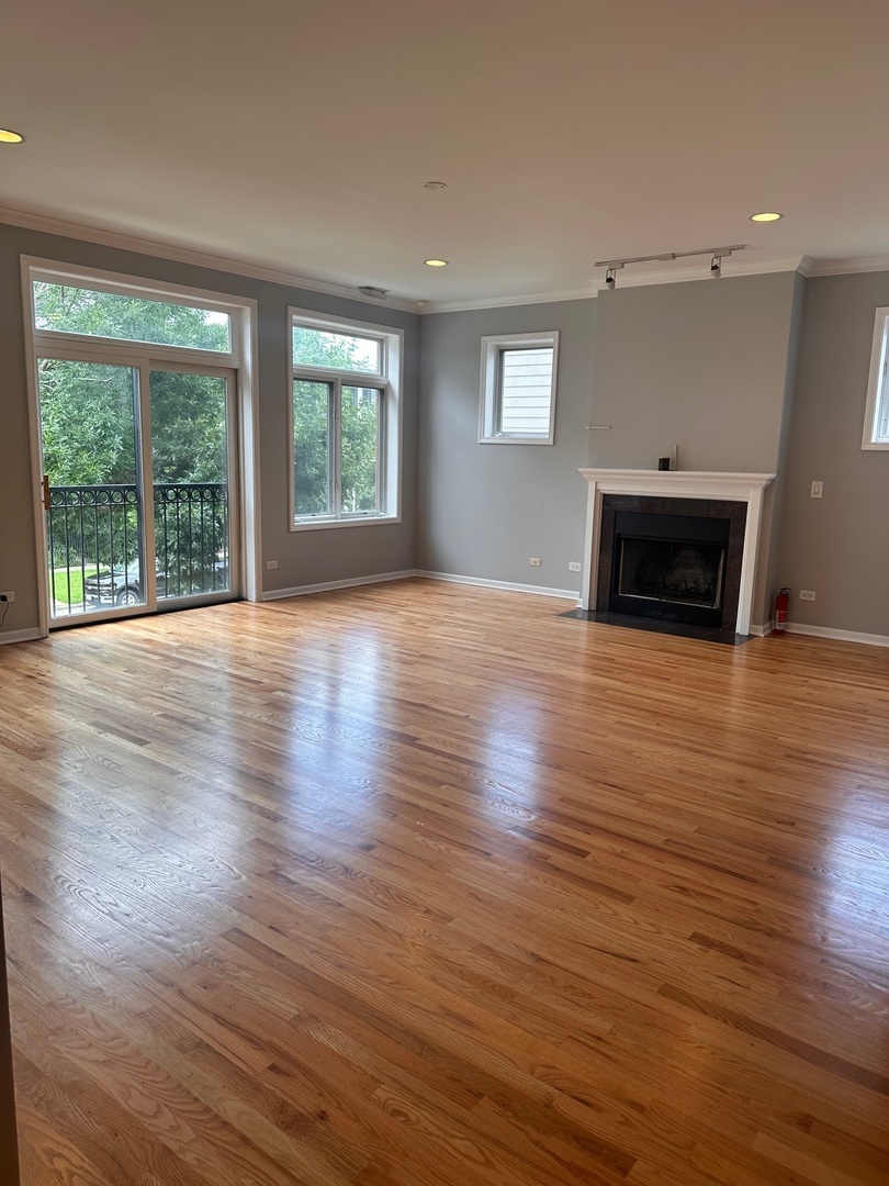 Property Photo:  633 E Bowen Avenue 2E  IL 60653 