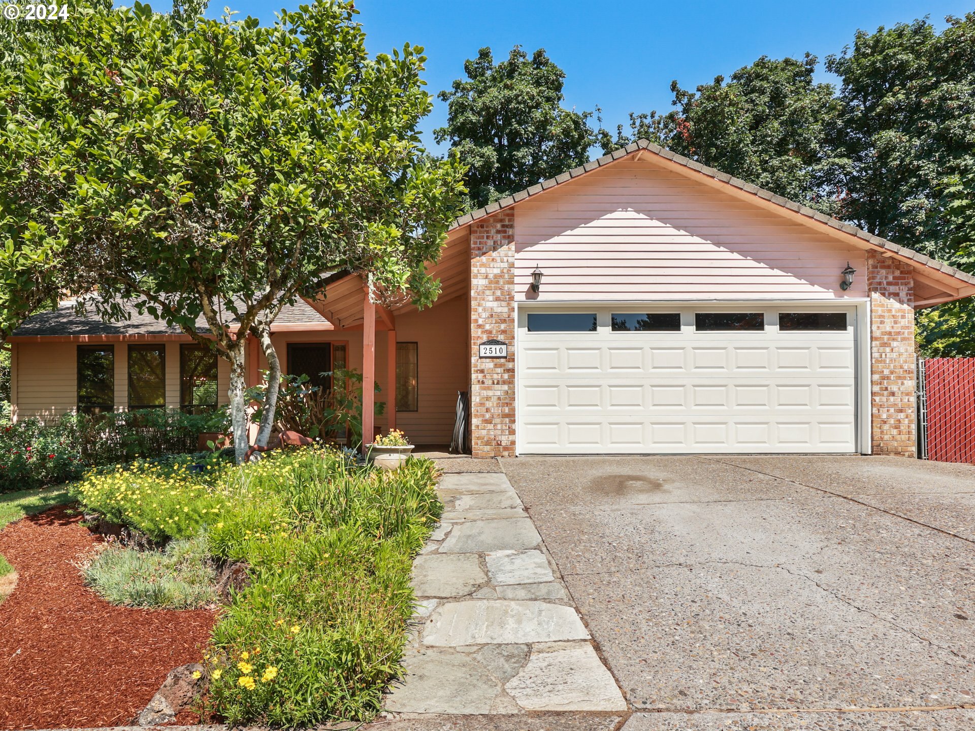 Property Photo:  2510 SW Meyers Dr  OR 97080 