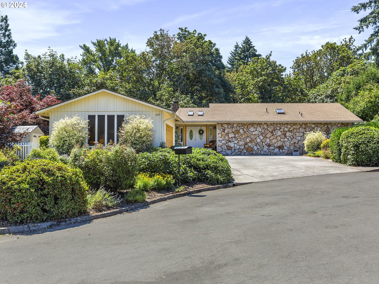 Property Photo:  1127 NE 126th Loop  WA 98685 