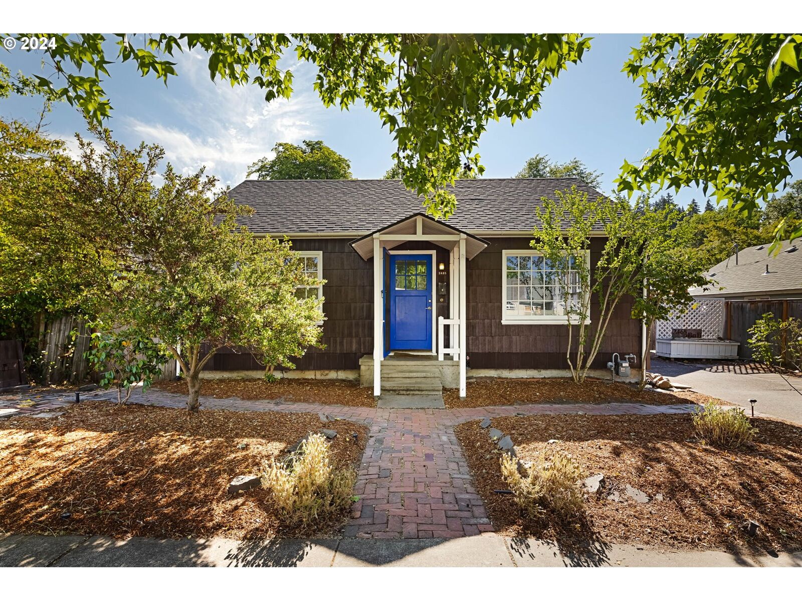 Property Photo:  2465 Harris St  OR 97405 