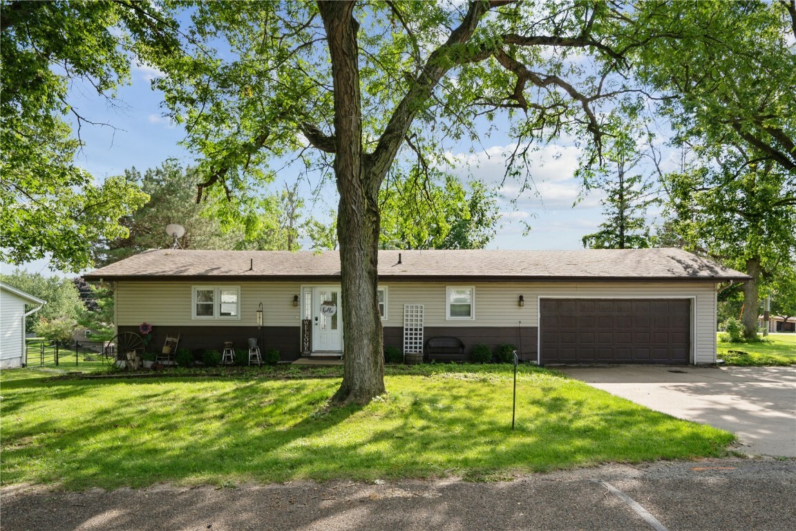 Property Photo:  400 Summit Drive NE  IA 52333 