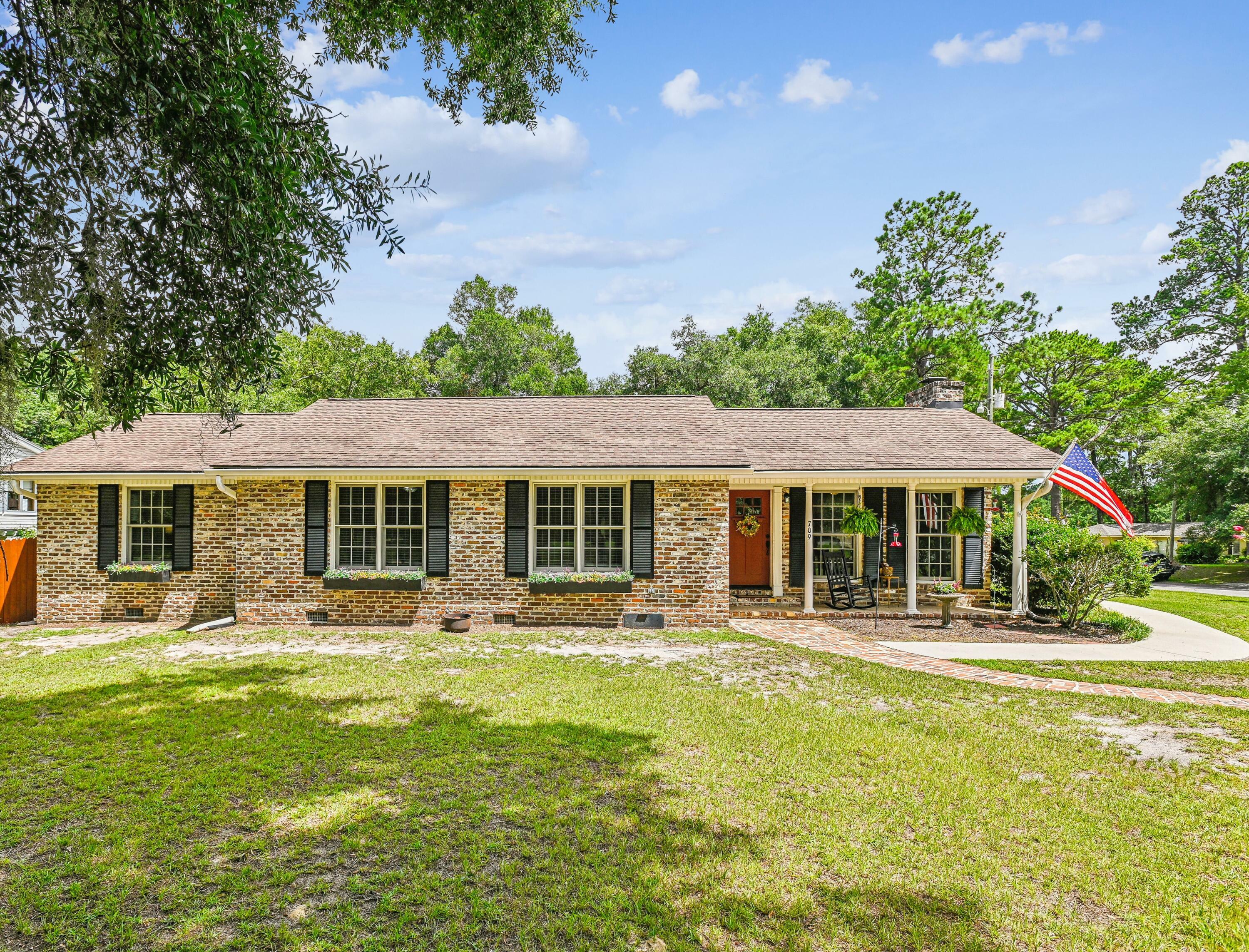 Property Photo:  709 S Magnolia Street  SC 29483 