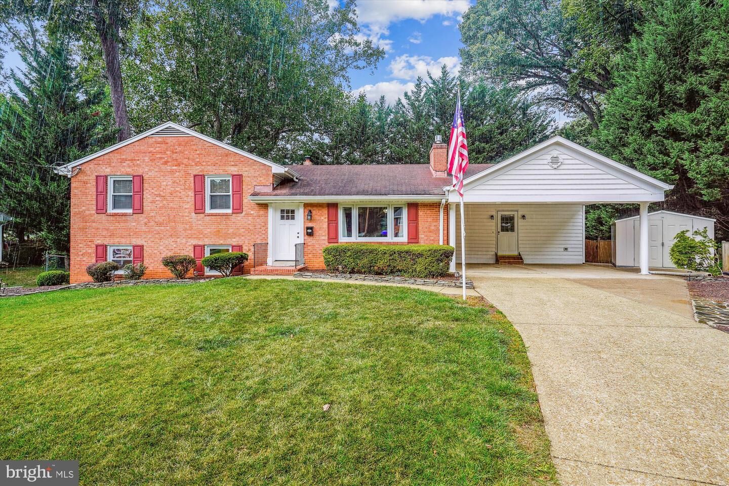 Property Photo:  5718 Anola Court  VA 22151 