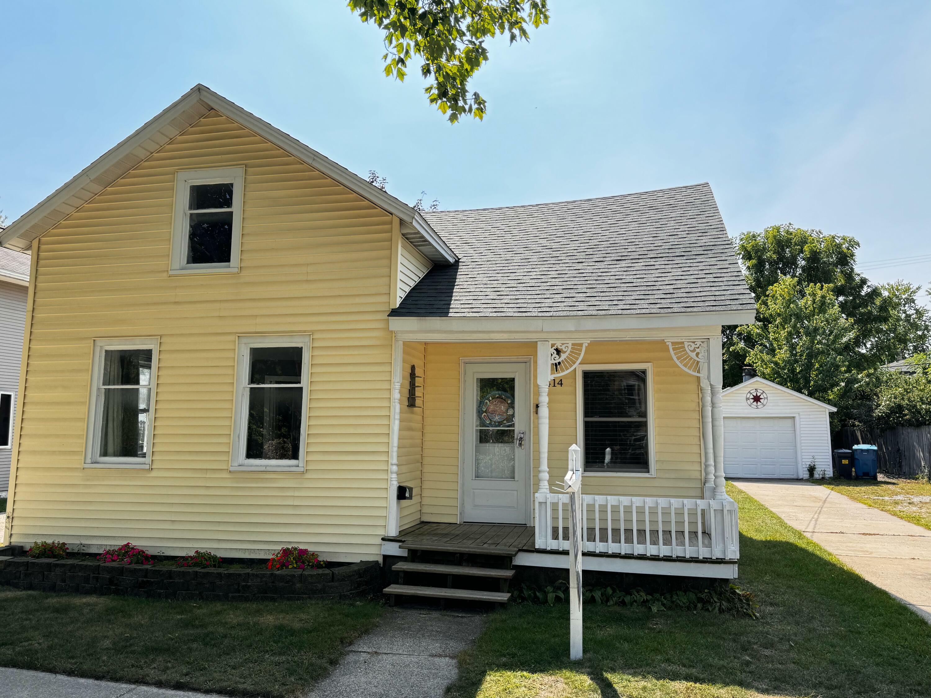 Property Photo:  414 Elliott Avenue  MI 49417 