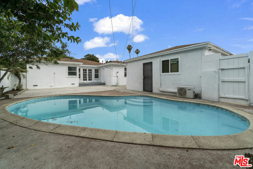 Property Photo:  2670 Magnolia Avenue  CA 90806 