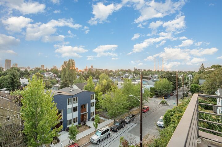 Property Photo:  206 22nd Avenue C  WA 98122 