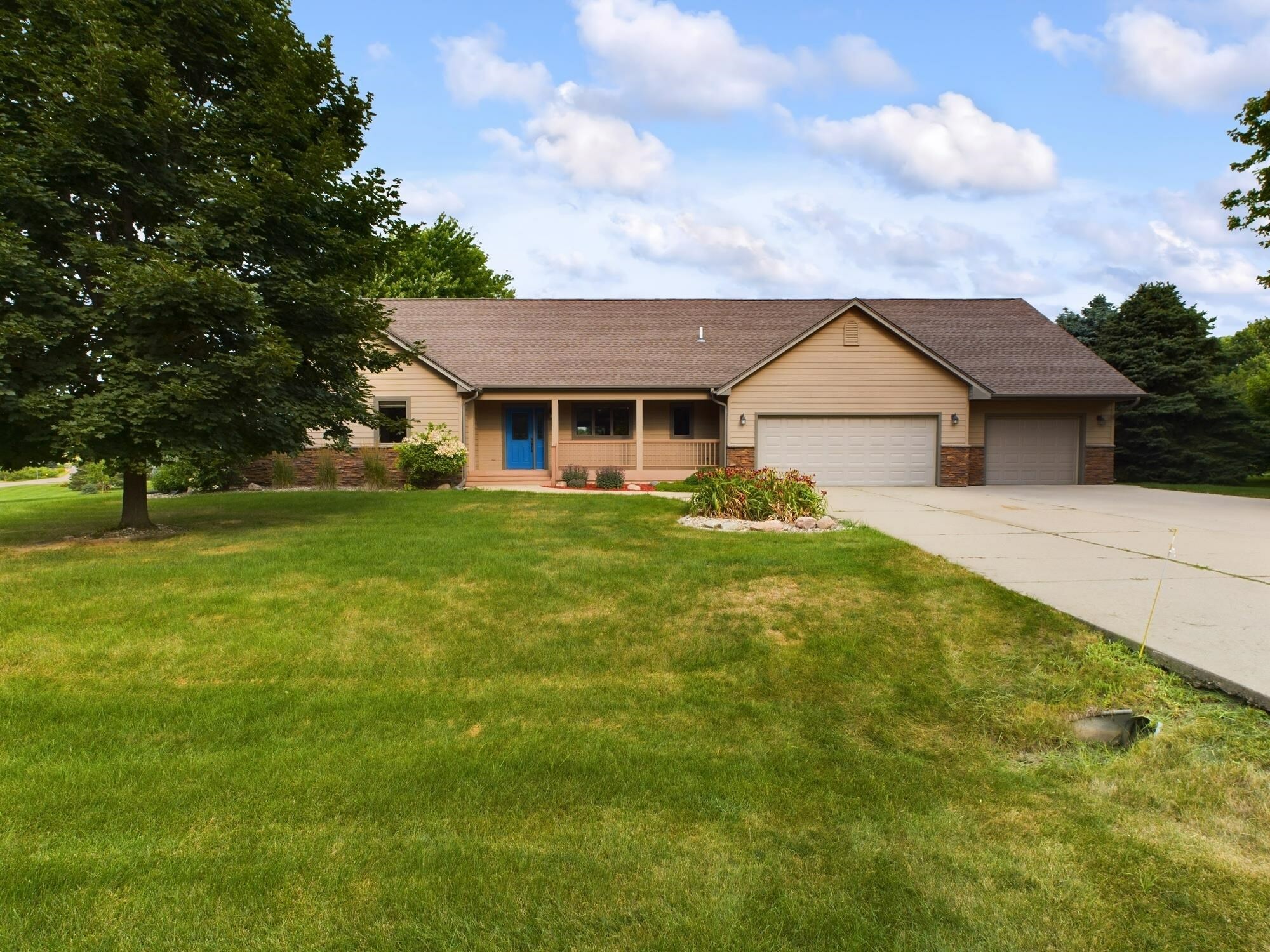 Property Photo:  401 N Mystic Cir  SD 57110 