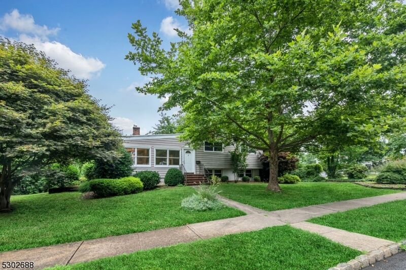 Property Photo:  2 Rose Ln  NJ 07901 