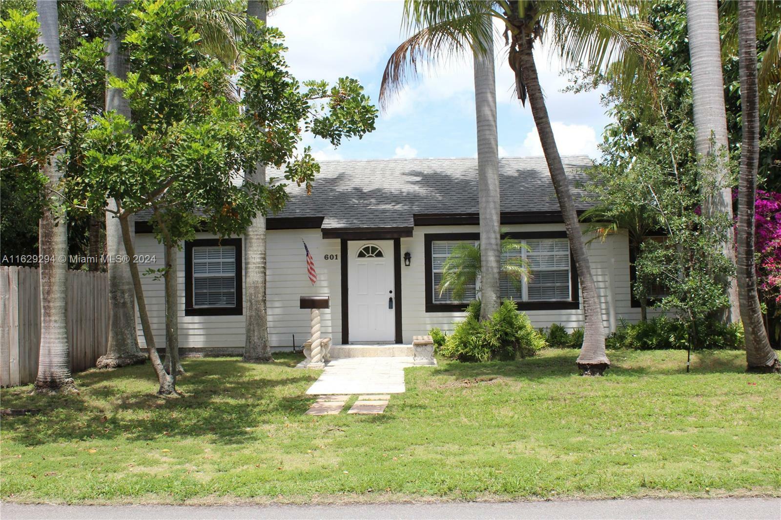 Property Photo:  601 SW 18th St  FL 33315 