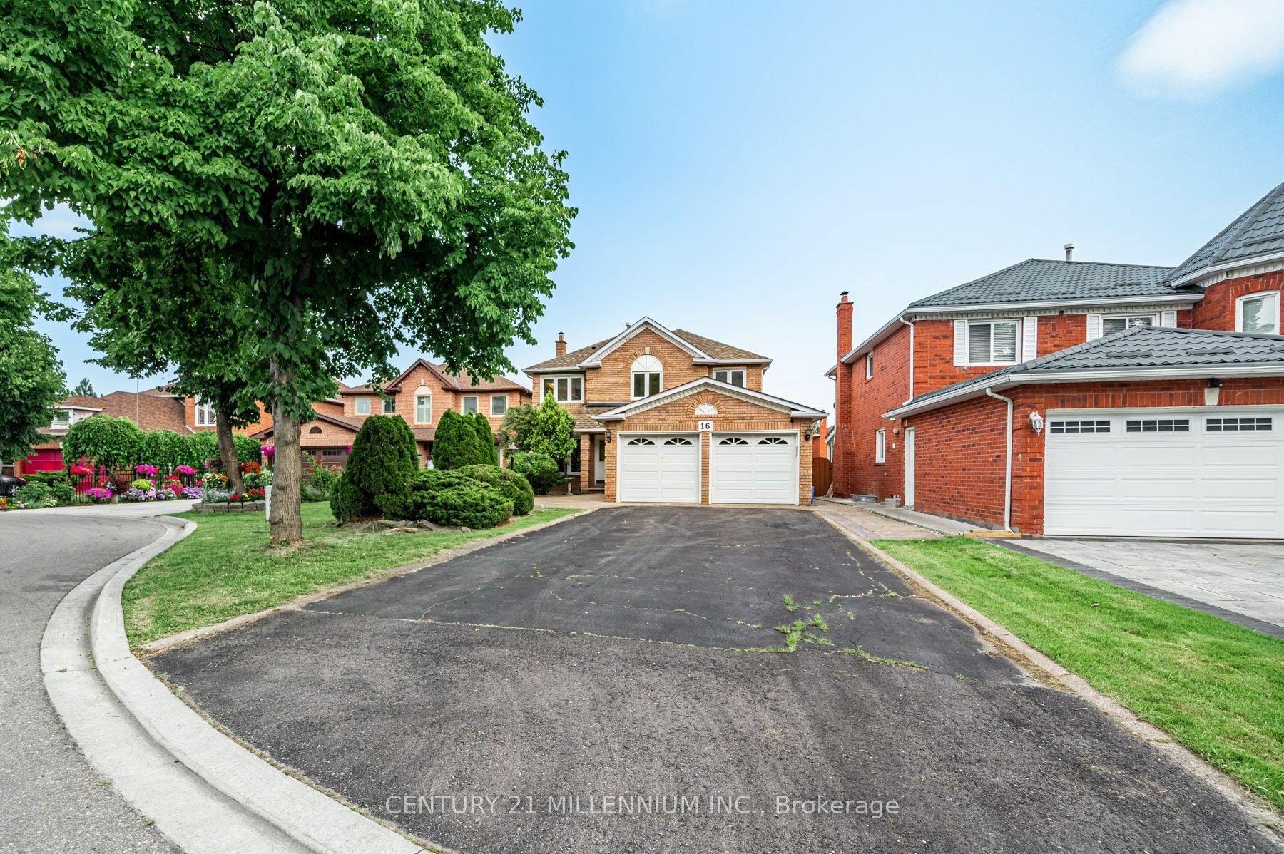 Property Photo:  16 Brownridge Crt  ON L6W 4L5 