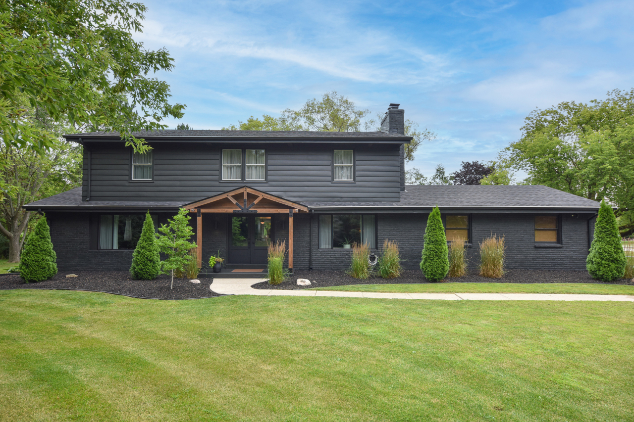 Property Photo:  9220 N Sleepy Hollow Ln  WI 53217 