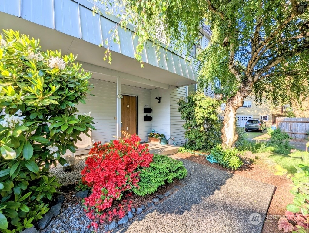 Property Photo:  561 Elm Way 563  WA 98020 