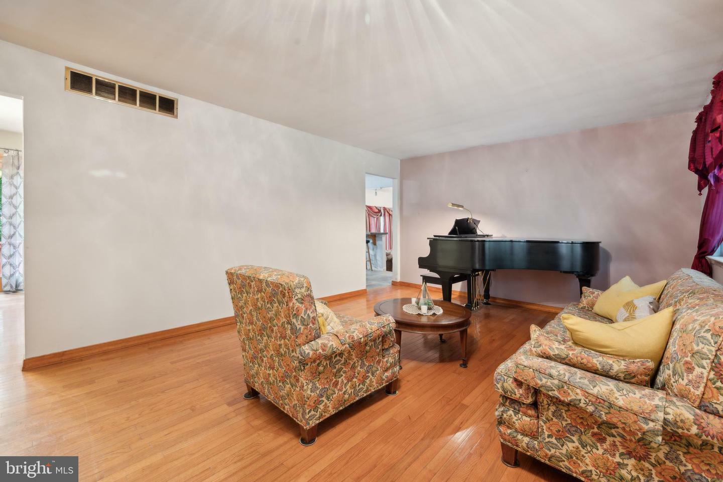 Property Photo:  1 Red Oak Drive  NJ 08088 