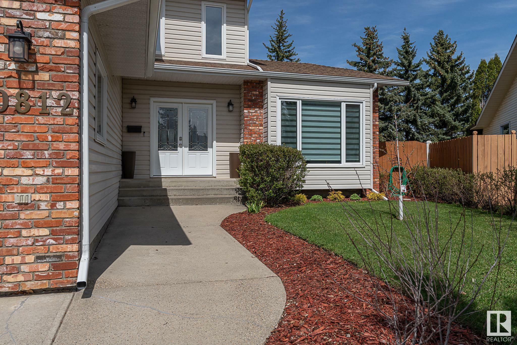 Property Photo:  10812 18 Avenue NW  AB T6J 6P1 