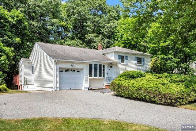 Property Photo:  620 Aster Lane  NJ 07675 