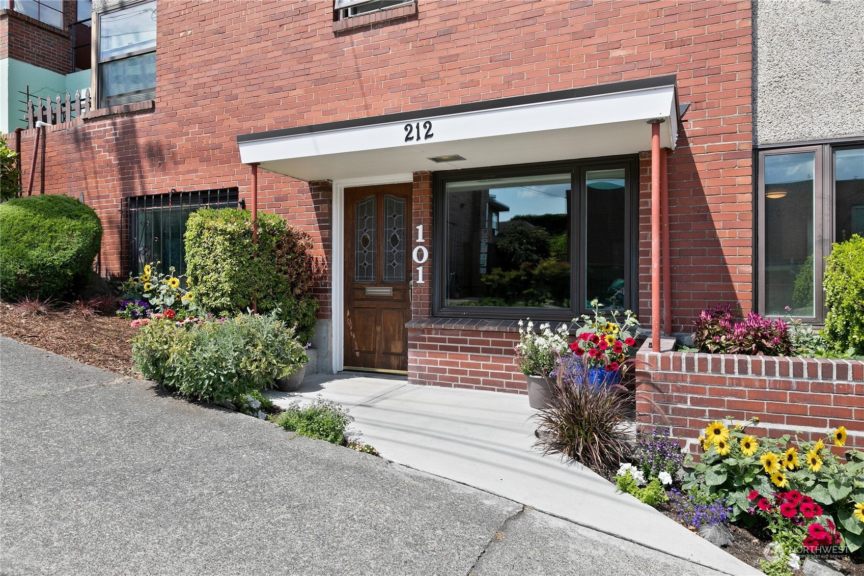 Property Photo: 212 Aloha Street 101 WA 98109