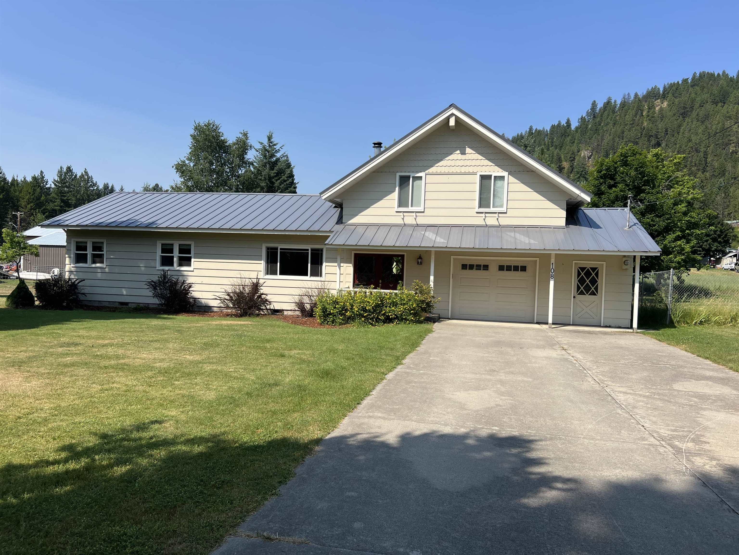 Property Photo:  108 S 8th St  WA 99139 