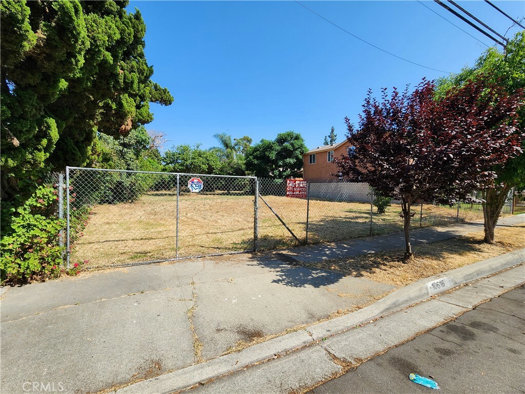 Property Photo:  10616 Victoria Avenue  CA 90604 