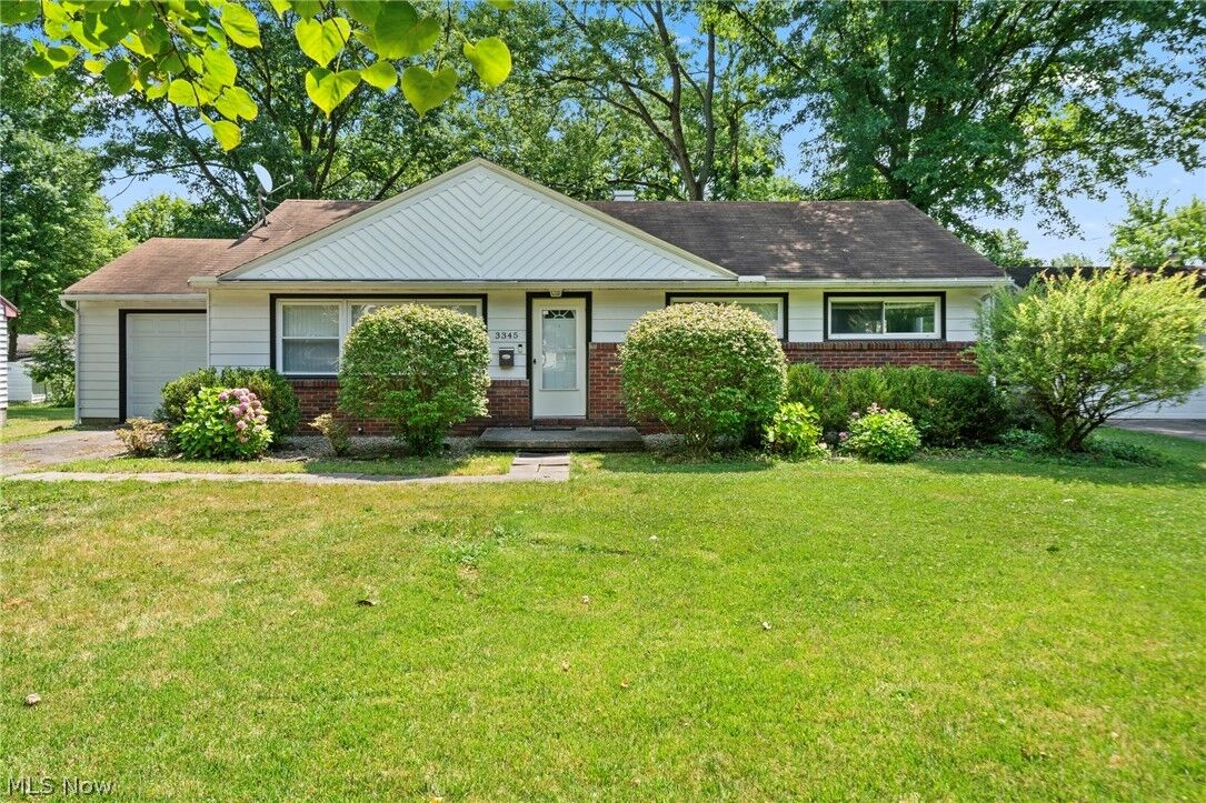 Property Photo: 3345 Glen Oaks Drive OH 44511