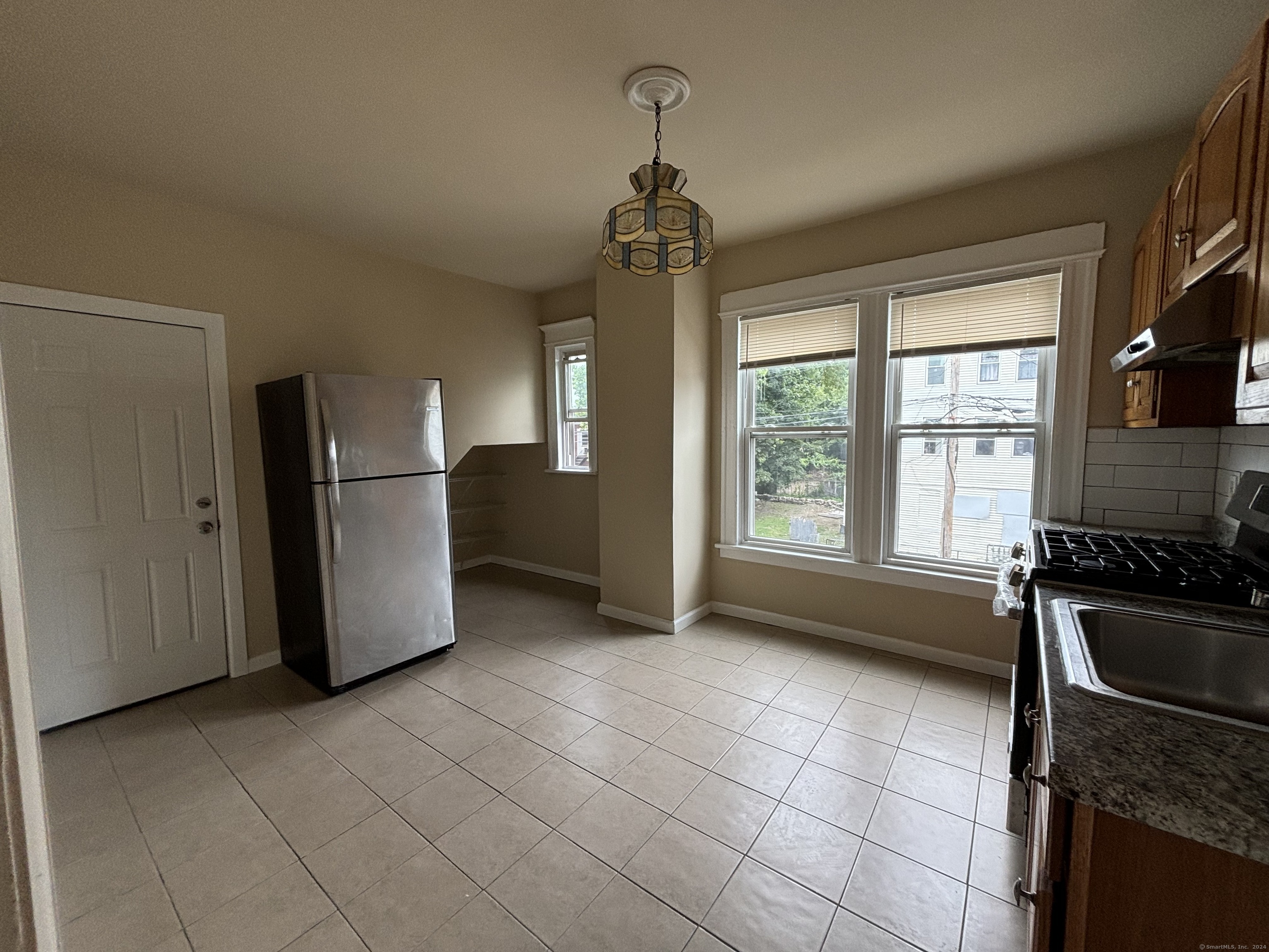 Property Photo:  252 Maplewood Avenue Second Floor  CT 06605 